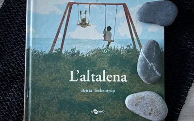 Recensione de “L’Altalena” di Britta Teckentrup edito da UovoNero. Un racconto che parla di posti del cuore e di cose che restano. Dai 5 anni in su