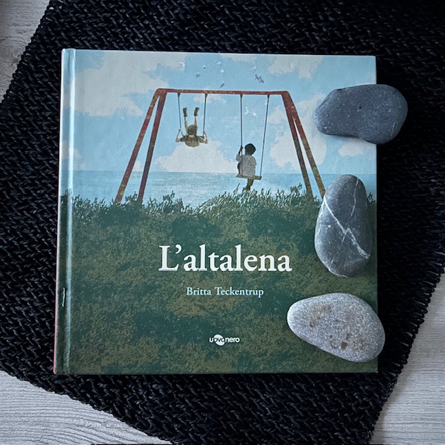 Recensione de “L’Altalena” di Britta Teckentrup edito da UovoNero. Un racconto che parla di posti del cuore e di cose che restano. Dai 5 anni in su